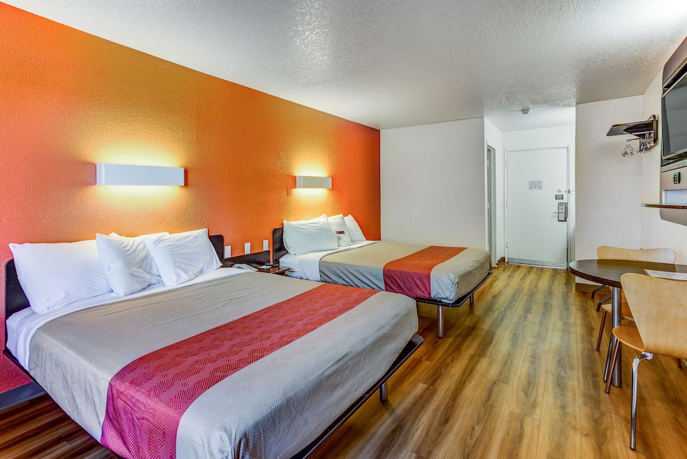 Deluxe Room, 2 Queen Beds, Non Smoking, Refrigerator & Microwave - Photo 4