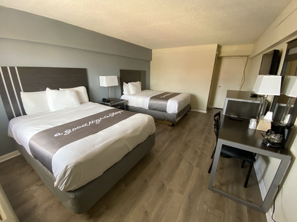 Standard Room, 2 Queen Beds, Smoking - Photo 6