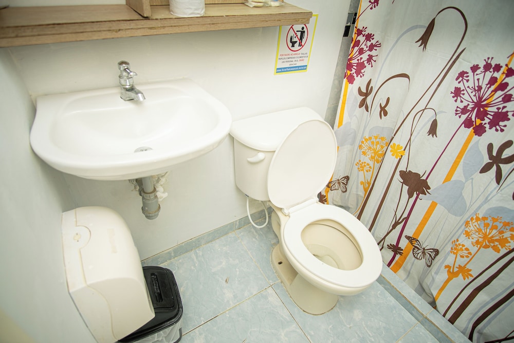 Basic Quadruple Room - Photo 11