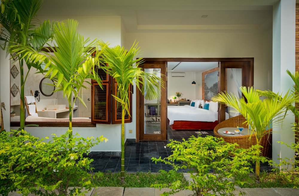 Family Suite Pool Access - Photo 1