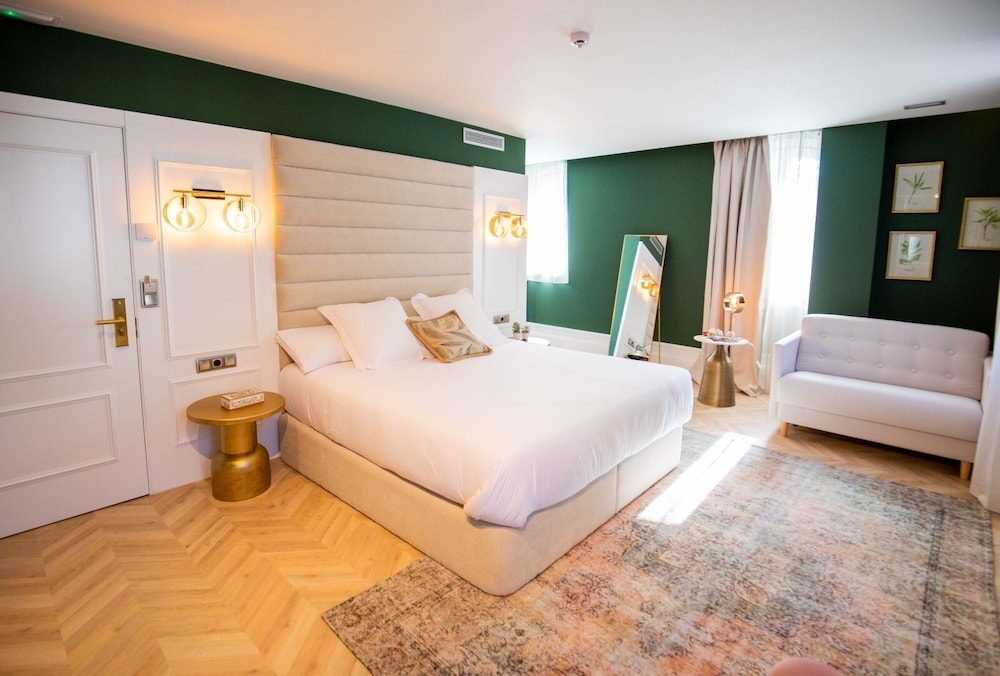 Room 203: Superior Double Room, 1 King Bed