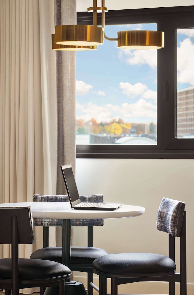 Regency, Suite - Photo 5