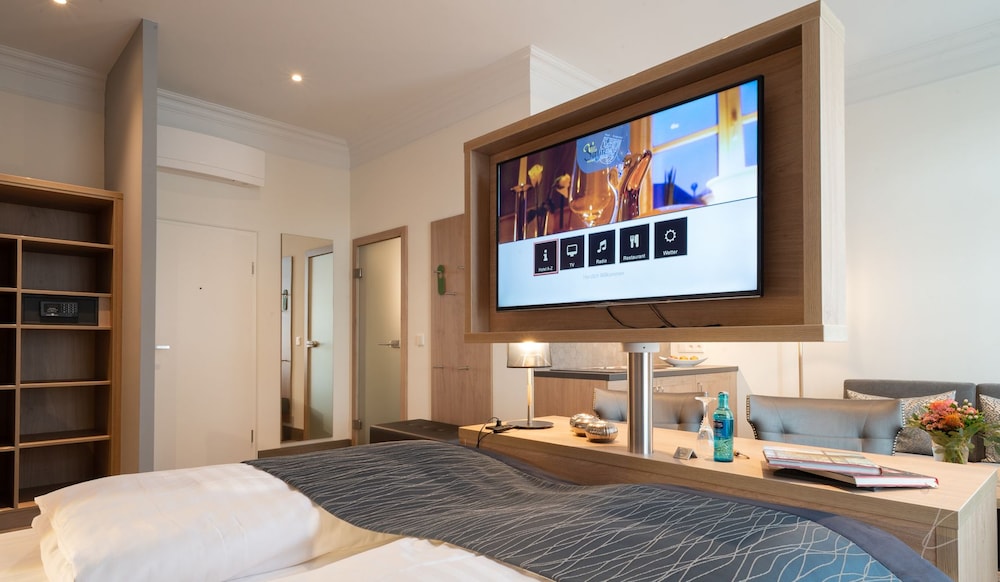 Superior Suite, 1 King Bed, Kitchenette photo 3