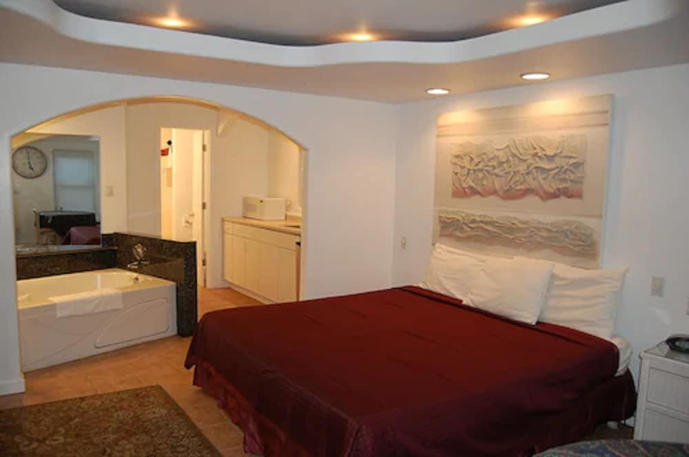 1 King Bed, Jacuzzi Tub photo 1