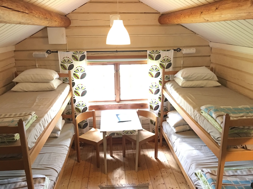 Cabin (4 beds, shared bathroom) photo 2