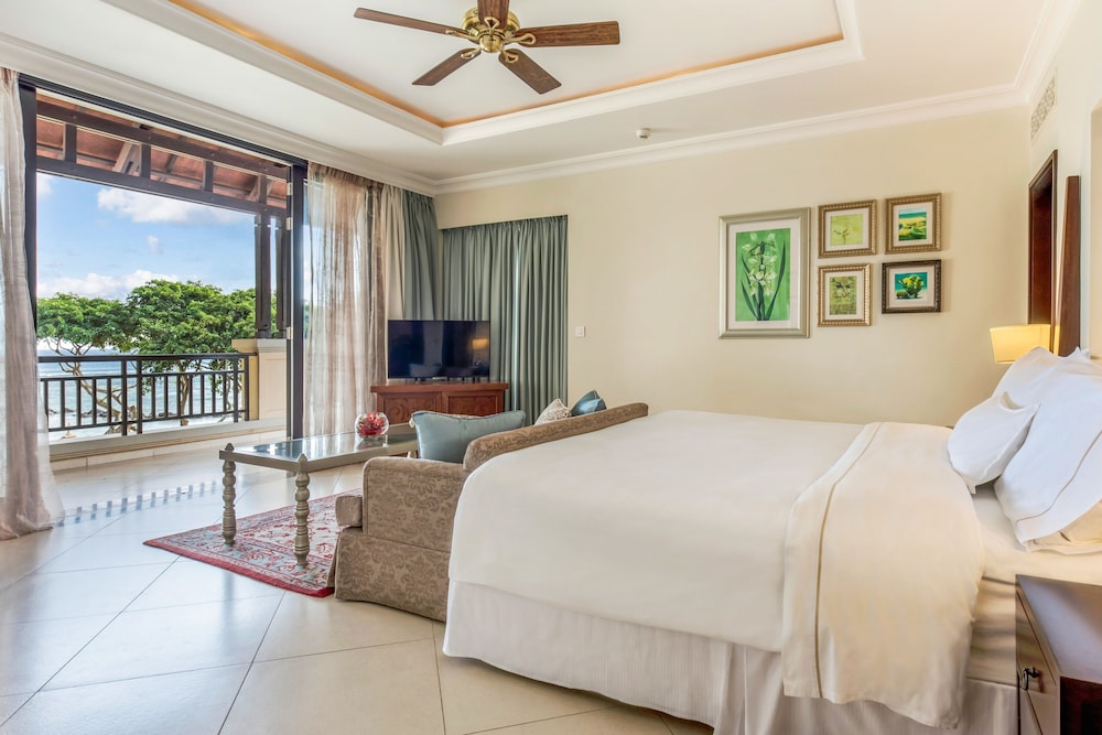 Suite, 1 King Bed - Photo 2