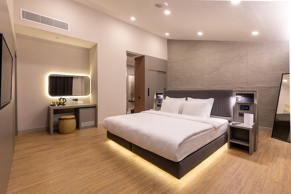 Deluxe Suit King City View Room - Photo 12