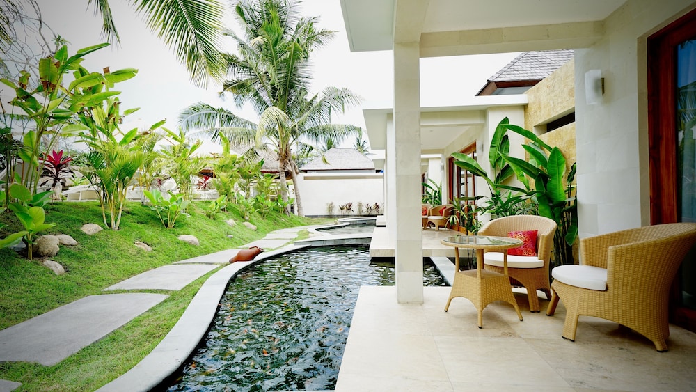 Deluxe Double Room, 1 King Bed, Pool View, Poolside photo 3