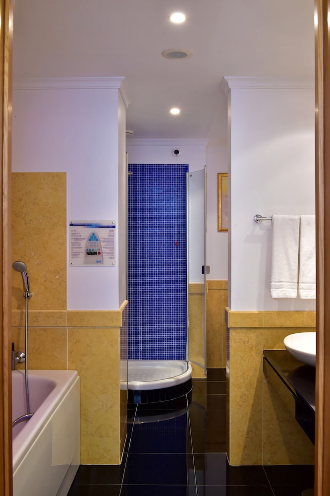 Double or Twin Room (Land View) - Photo 5