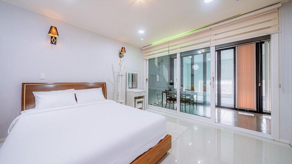 Room (Hue2) - Photo 3
