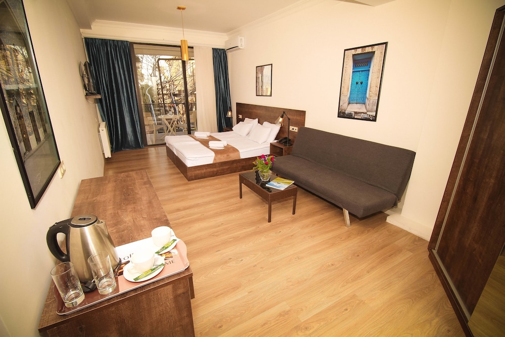 Twin Room (with extra bed) photo 2