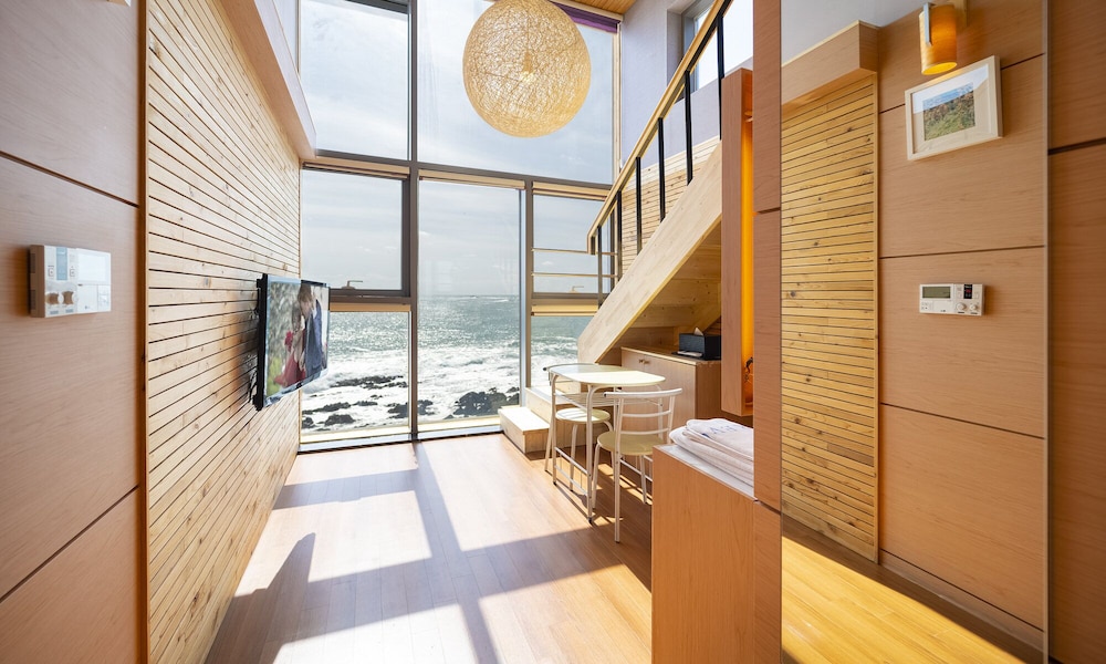 Standard Room (202)