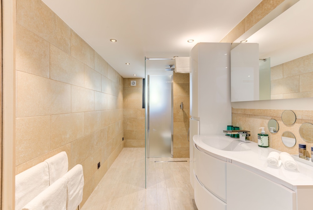 Grand Studio Suite, 1 King Bed, Terrace photo 3