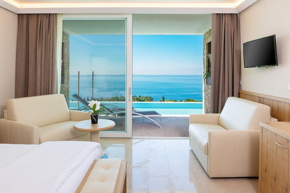 Suite, Pool Access, Lake View photo 1