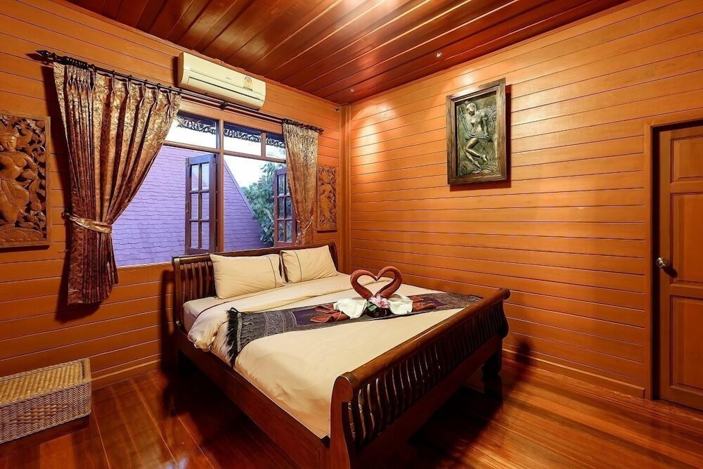 1 King Beds 1 Bedroom - Poolside