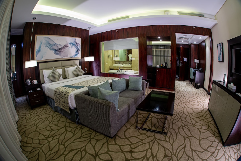 Premium Room, 1 King Bed, Pool View - Photo 3