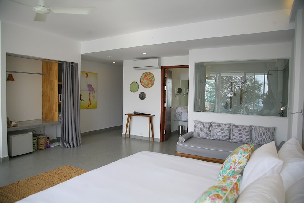 Family Room, Garden View - Photo 5