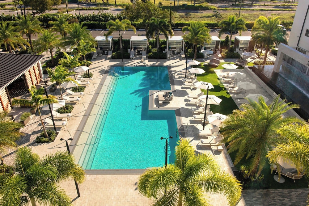 Luxury Suite, 1 Bedroom, Pool View (Mobility Accessible, Roll-in Shower) - Photo 4