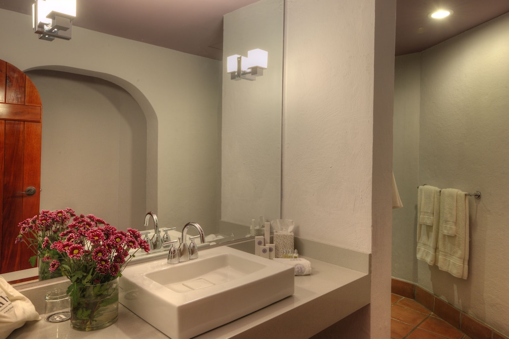 Deluxe Room, 1 King Bed, Garden View, Ground Floor - Photo 4
