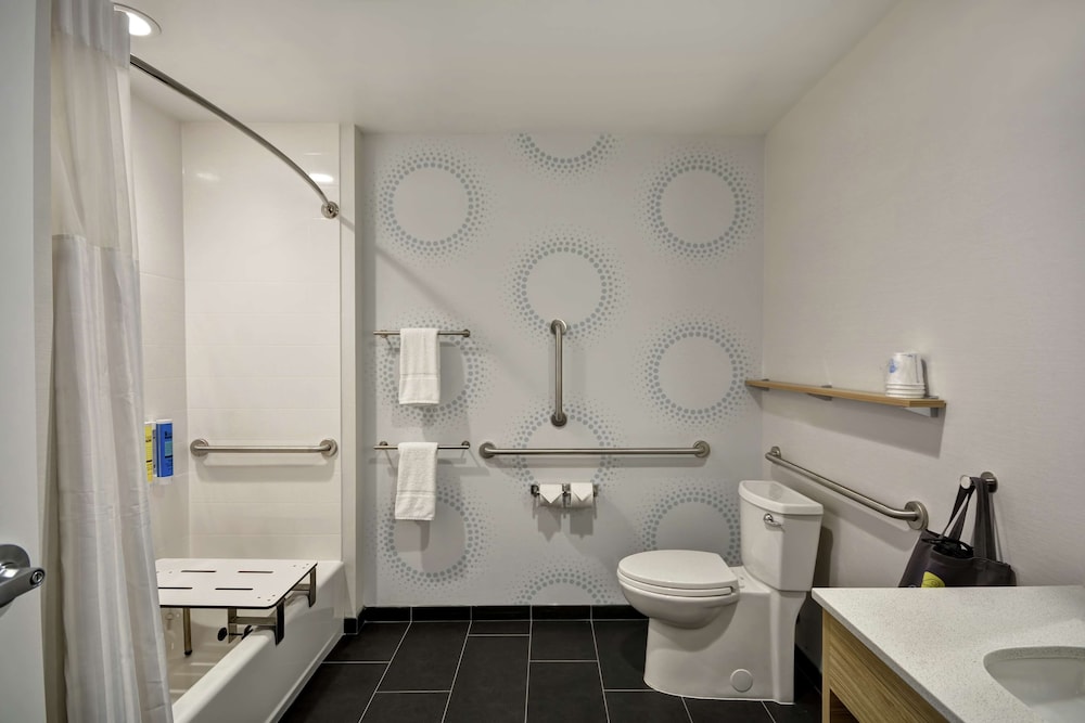 Room, 1 King Bed, Accessible (Mobility & Hearing, Roll-in Shower) - Photo 2