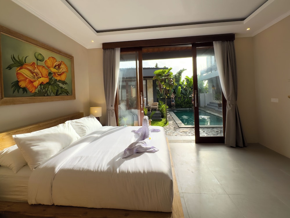 Superior Room, 1 King Bed, Pool View