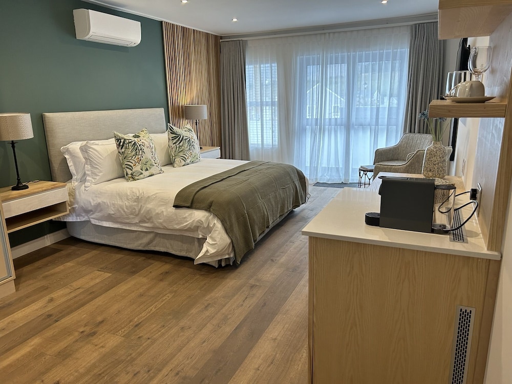 Luxury Room, 1 King Bed, Non Smoking, Mountain View - Photo 1