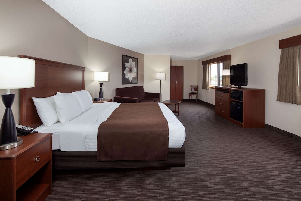 Luxury Suite, 1 King Bed, Non Smoking photo 2