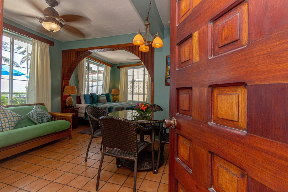 Standard Studio, 1 King Bed, Kitchen, Partial Ocean View photo 1