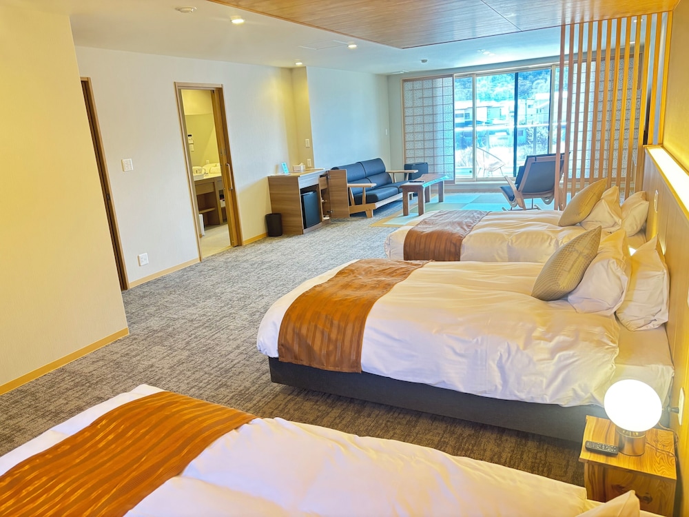 Deluxe Triple Room, Lanai, Mountain View