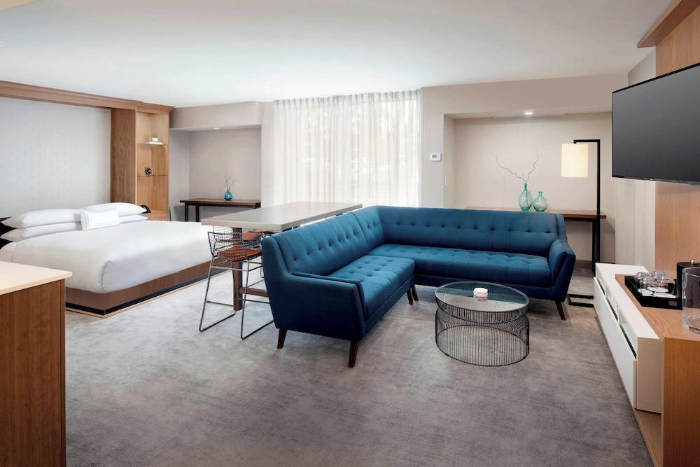 Suite, 1 King Bed, Ground Floor