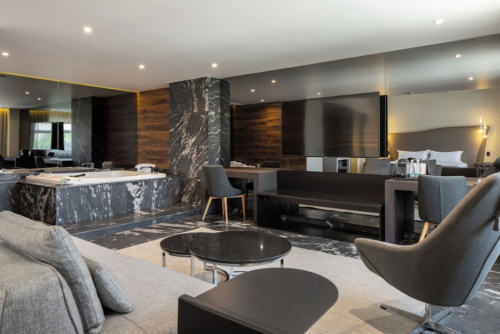 Superior Suite, Hot Tub - Photo 4