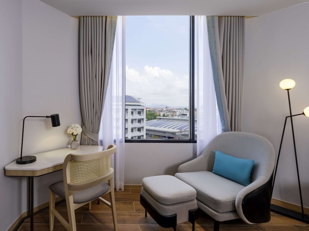 Deluxe Room, Lounge Access, 1 king bed with Bath tub - Photo 6