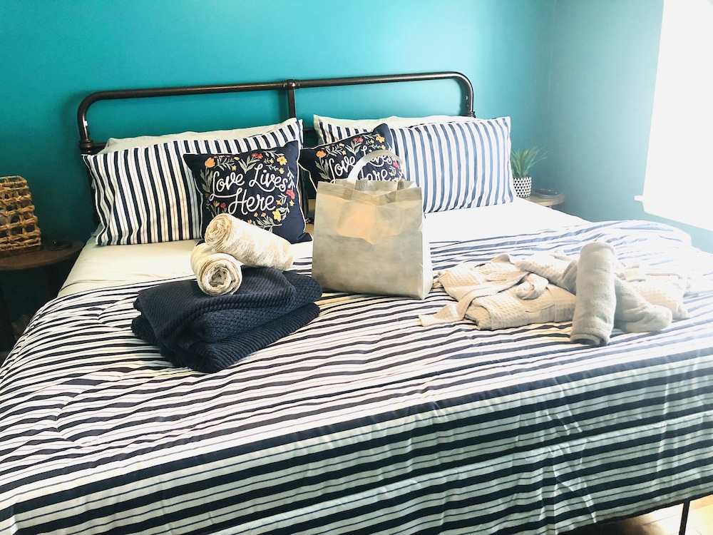 Standard Room, 1 King Bed, Non Smoking, Refrigerator