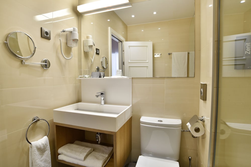 Premium Family Room thumbnail 6