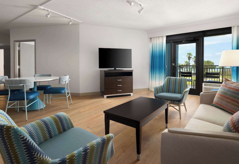 1 King Bed Suite Oceanview, Access (Roll In Shower)