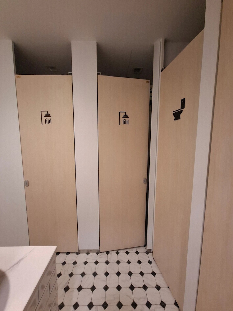 6-Bed Mixed Dormitory photo 3