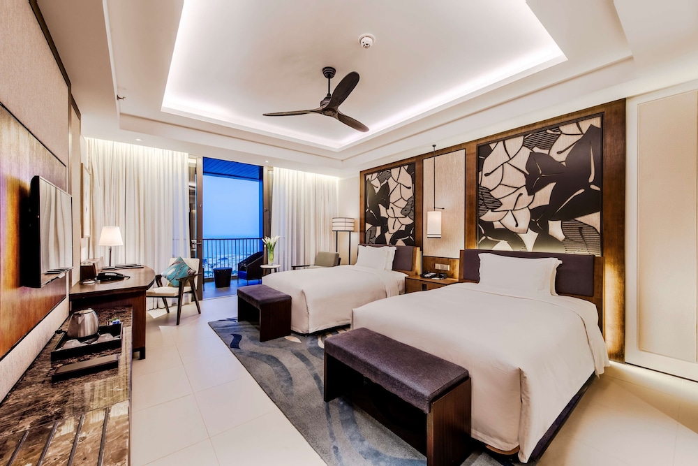 Deluxe Launch Pad View Twin Bed Room
