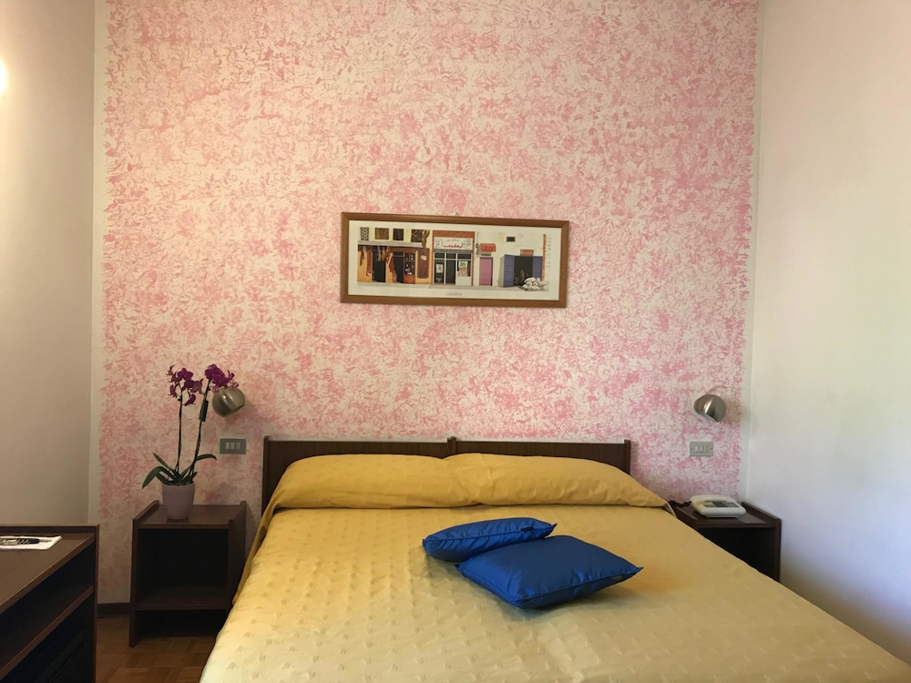 Economy Double Room photo 3