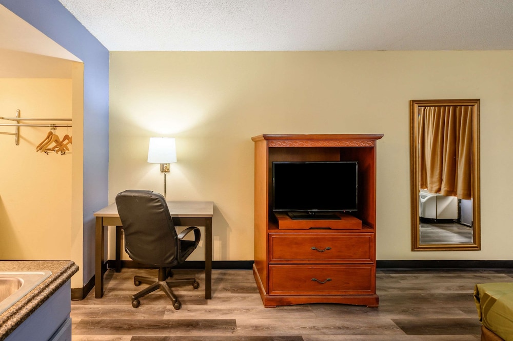 Room, 1 King Bed, Non Smoking - Photo 4