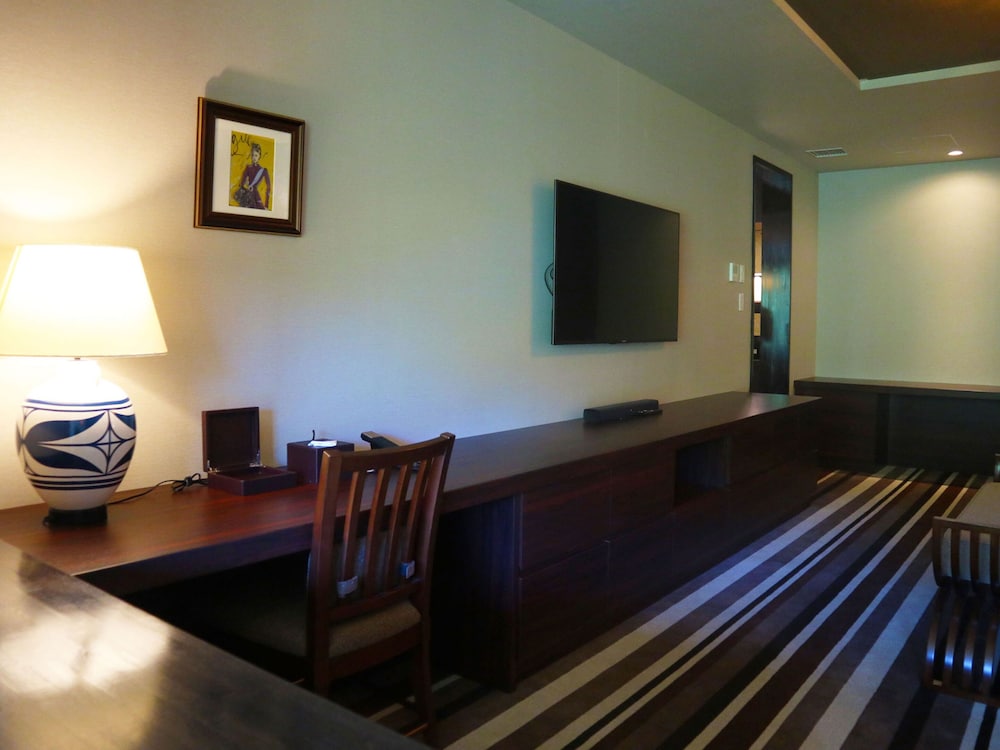 Suite, 1 King Bed, Non Smoking (Hilltop) photo 3