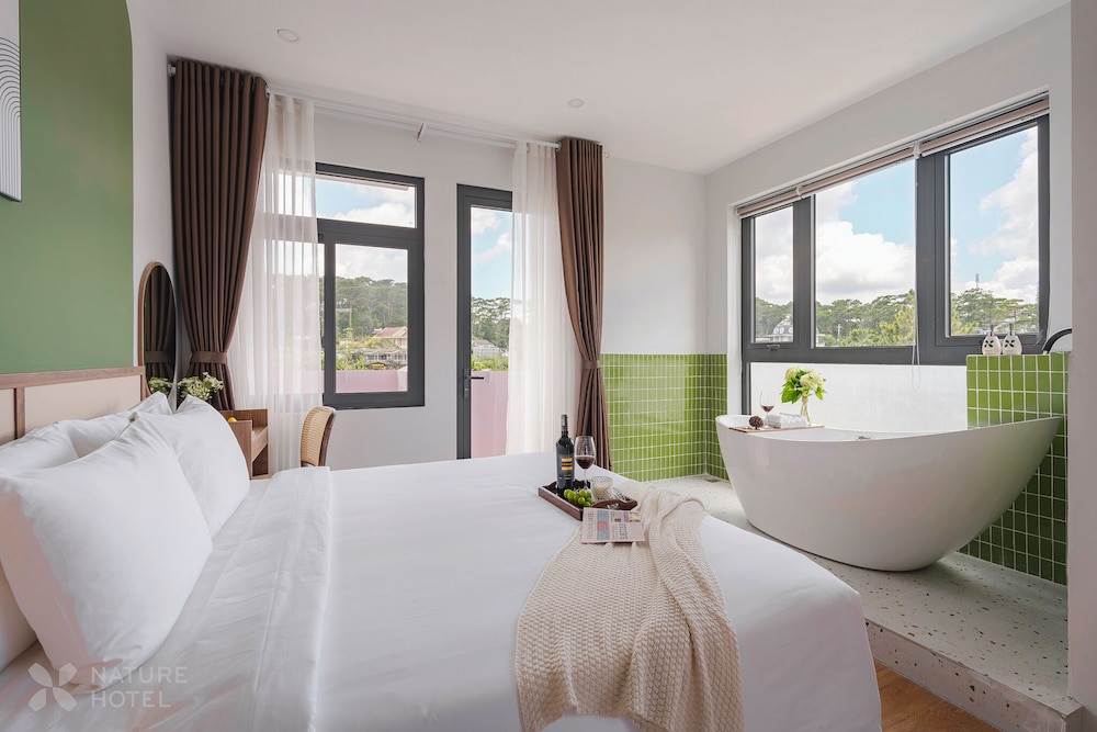 Senior Suite, 2 Bedrooms, Bathtub