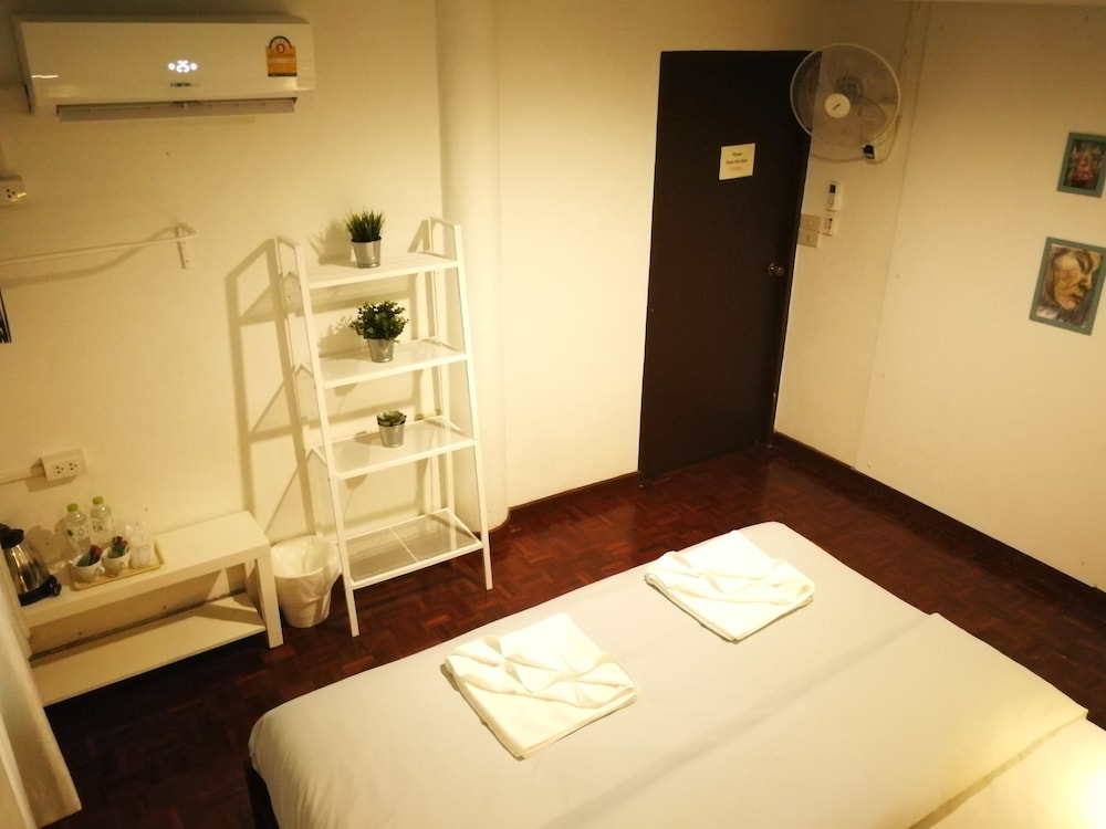 Standard Double Room, 1 King Bed, Shared Bathroom, Garden View photo 1