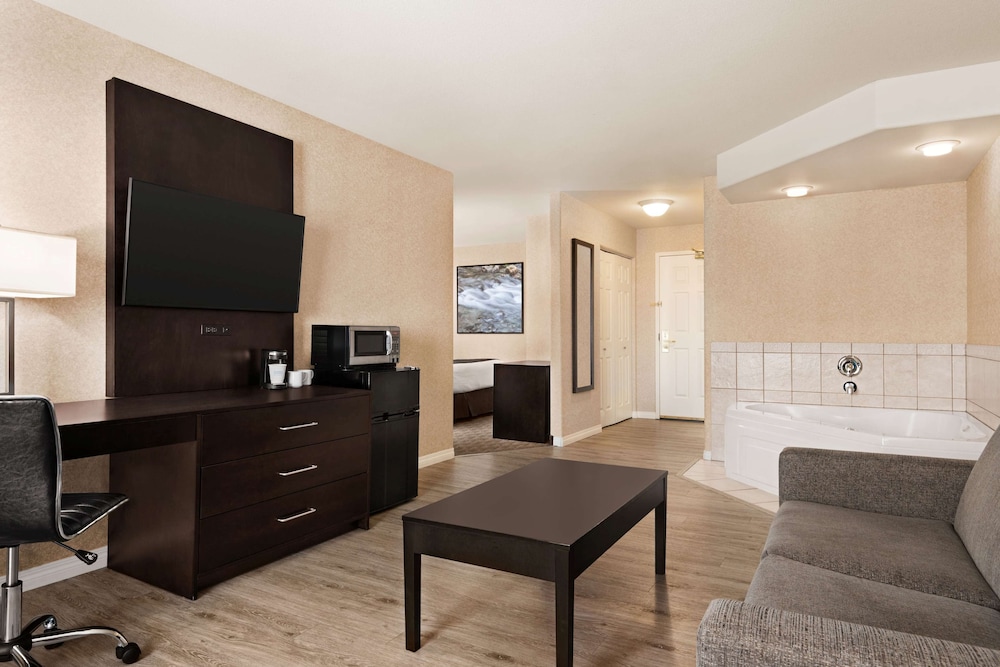 Suite, 1 King Bed, Non Smoking photo 1