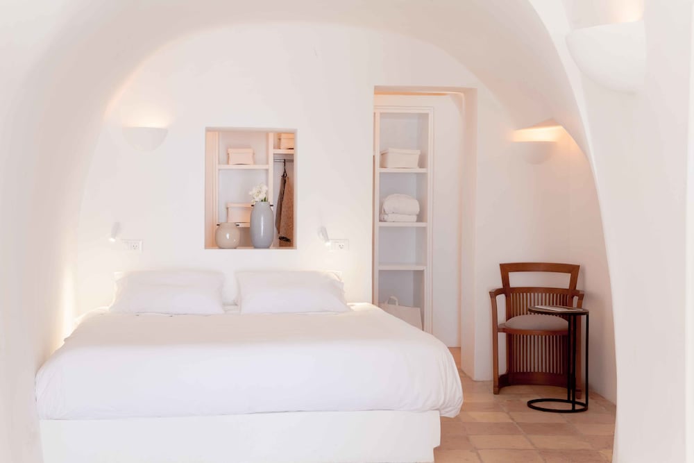 Senior Studio Suite, Pool Access (Daphne's)