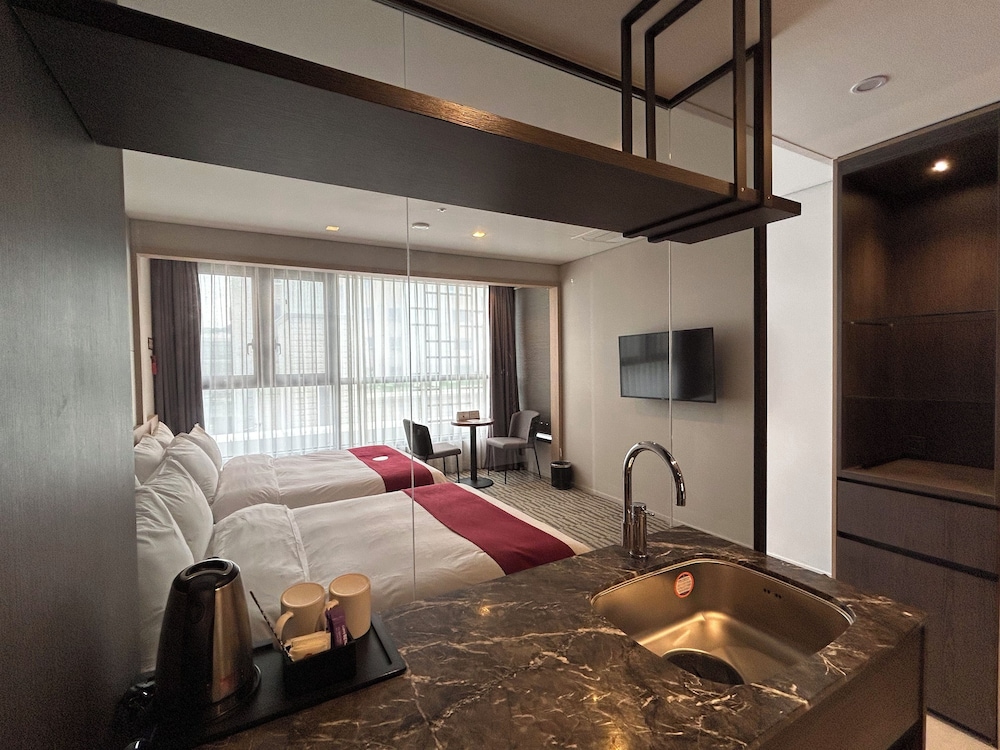 Junior Suite, 2 Double Beds, Non Smoking, City View - Photo 2