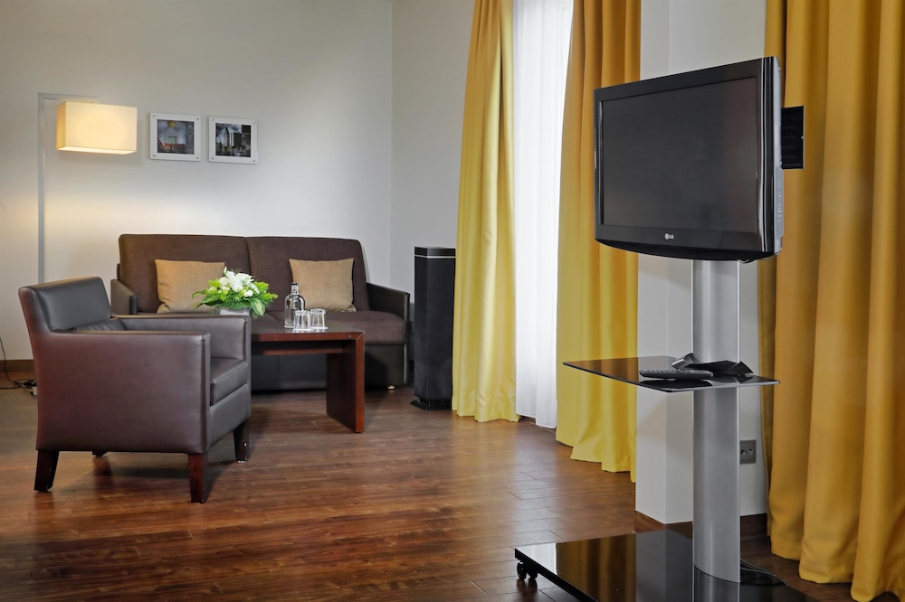 Executive Room, 1 King Bed, Balcony (with Sofabed) - Photo 1