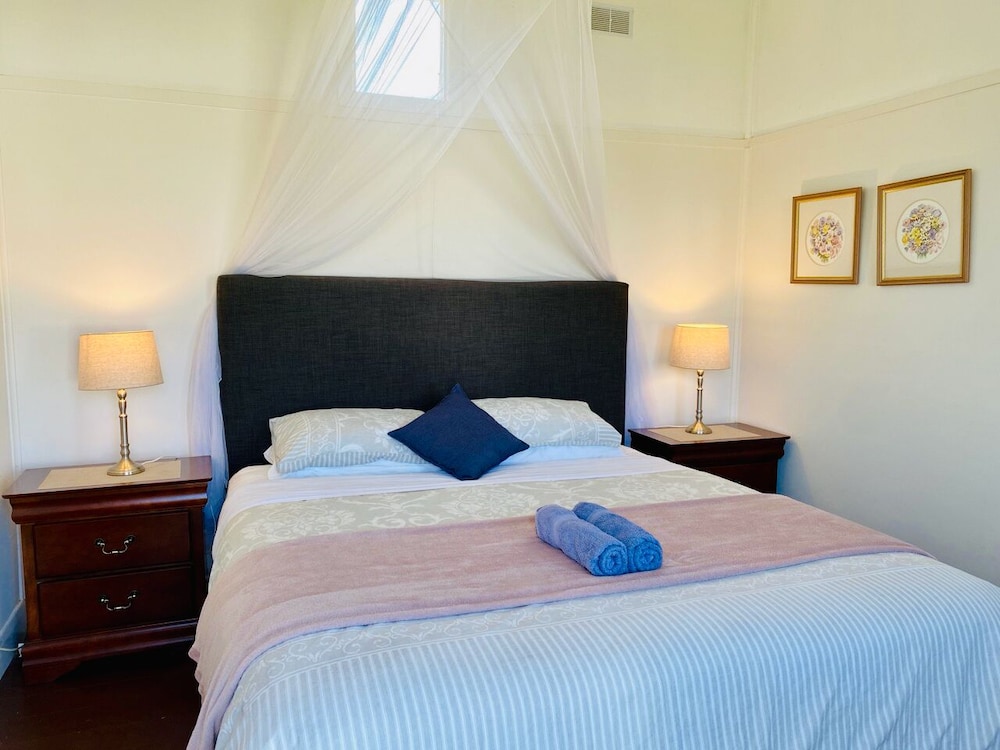 Seacroft Room 6, 1 King bed, Courtyard view photo 1