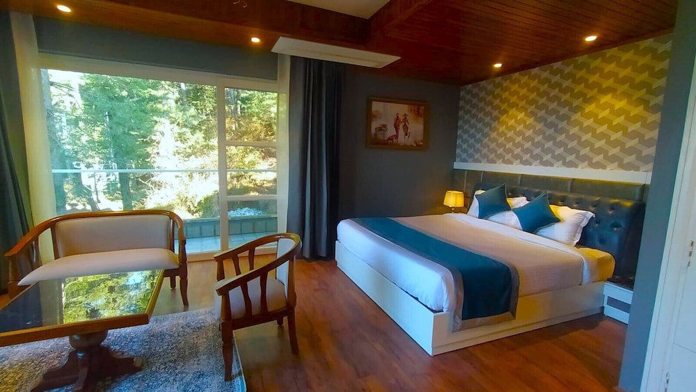 Superior Double Room, 1 King Bed, Non Smoking, Valley View photo 3