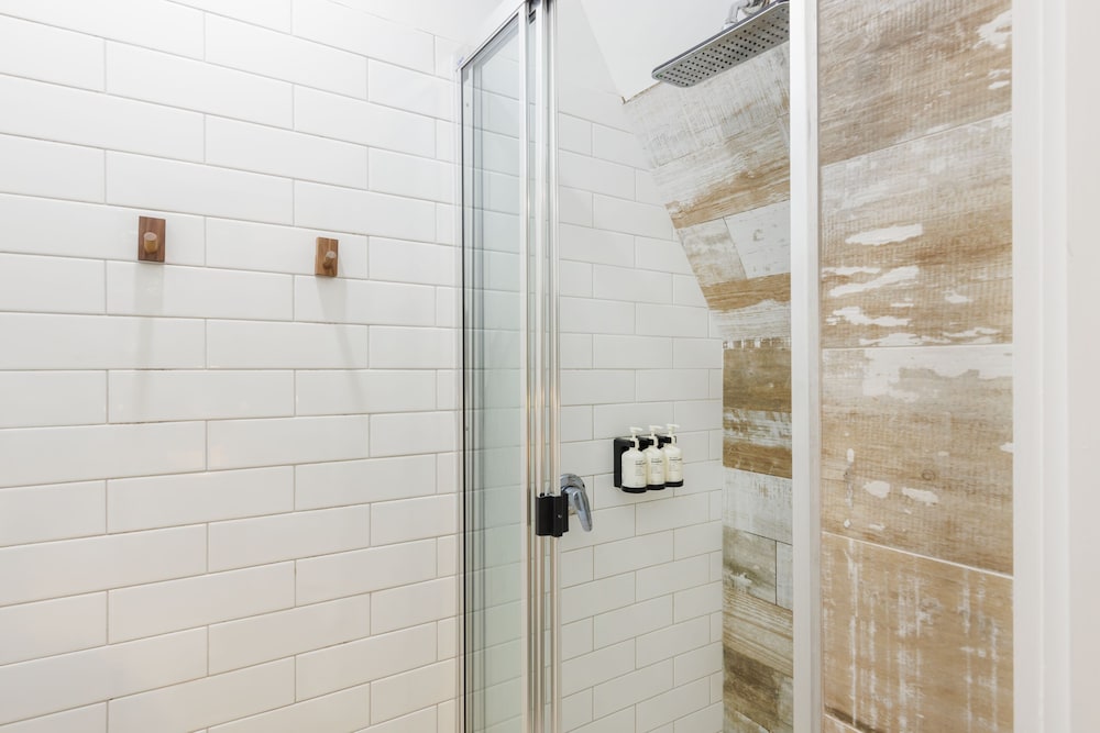 Family Room, Private Bathroom photo 2