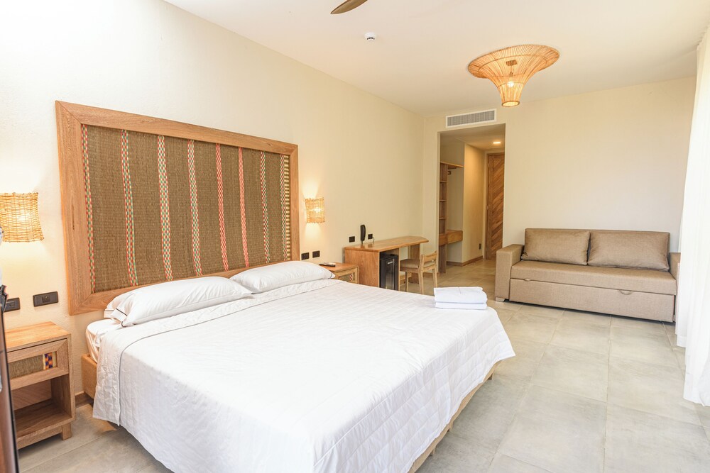 Deluxe Triple Room, 1 King Bed with Sofa bed photo 3